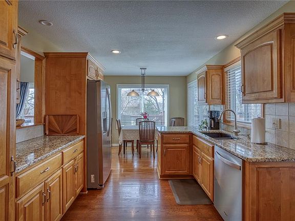 5th image of 8014 Summit St