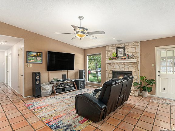 4th image of 1714 Deer Path St