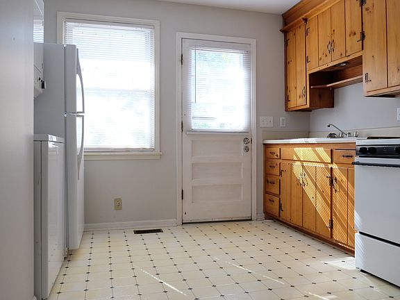 4th image of 411A Chesterfield Ave #A