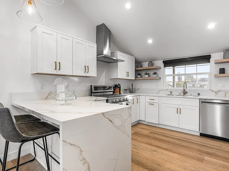 5827 Jumilla Ave — Photo 9