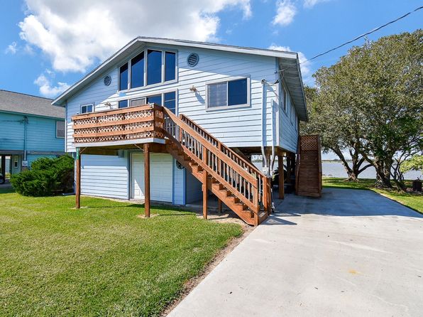 610 W Bayshore Dr, Palacios, TX 77465