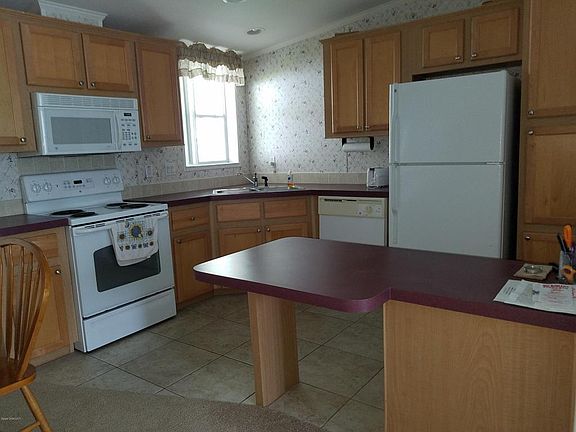 3rd image of 1004 Oriole Cir