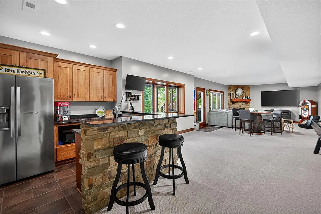 6 bed, 4726 sqft, $6,500 — Photo 1
