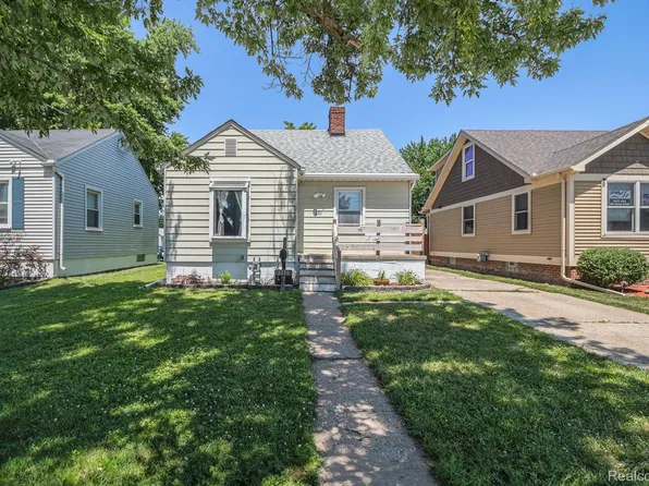 1330 Oxford Ct, Wyandotte, MI 48192