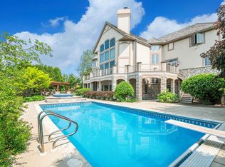 1700 E Juniper Way, Hartland, WI 53029