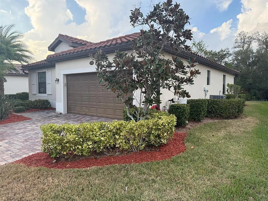 3 bed, 2.0 bath, 1684 sqft, $2,300 — Photo 3