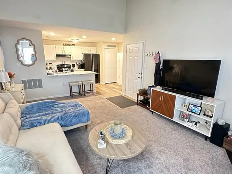 7 Chesapeake Dr #7 — Photo 2