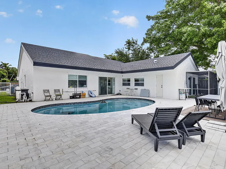 16709 SW 5th Ct — Photo 35