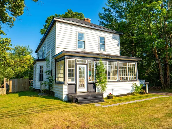 42 Victoria St W, Amherst, NS B4H 1C1