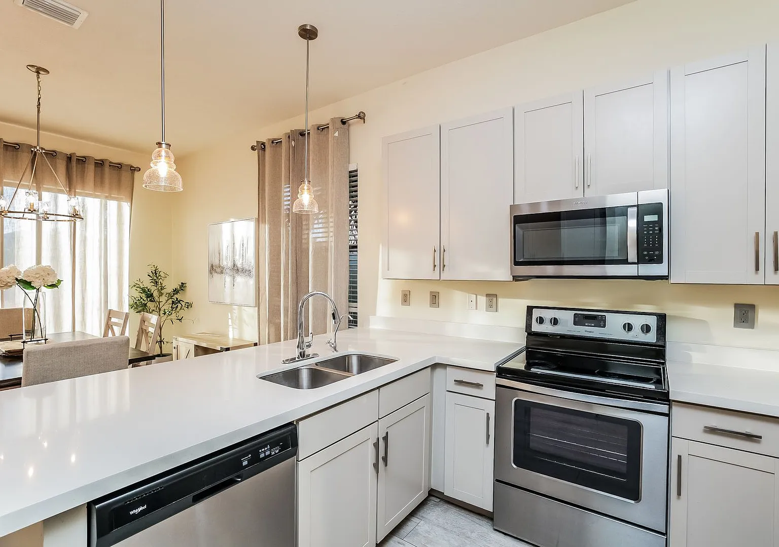 Annual rental - 3 bedroom / 2.5 bath - Fully furnished — Photo 4
