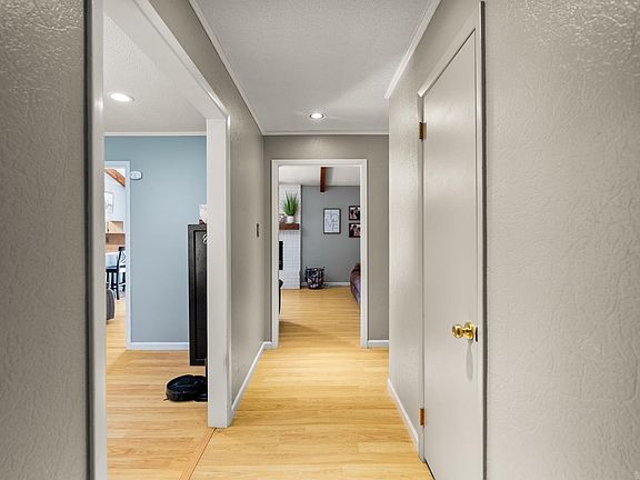 4th image of 28 Greenview Cir