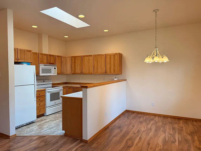 2551 NE Ravenwood Dr — Photo 5