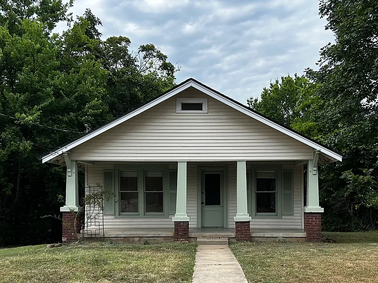 Completely updated 3BR home in the Historic District - close to the center of town!