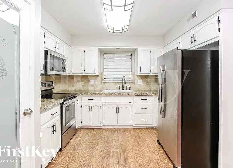 308 Oak St W — Photo 8