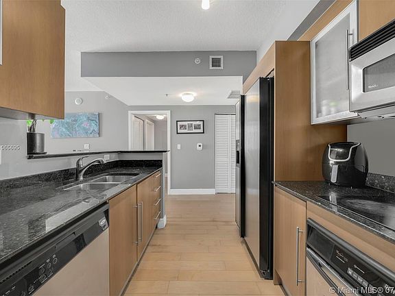 5th image of 325 Biscayne Blvd #3418