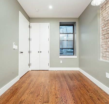 4th image of 719 E 216th St #4