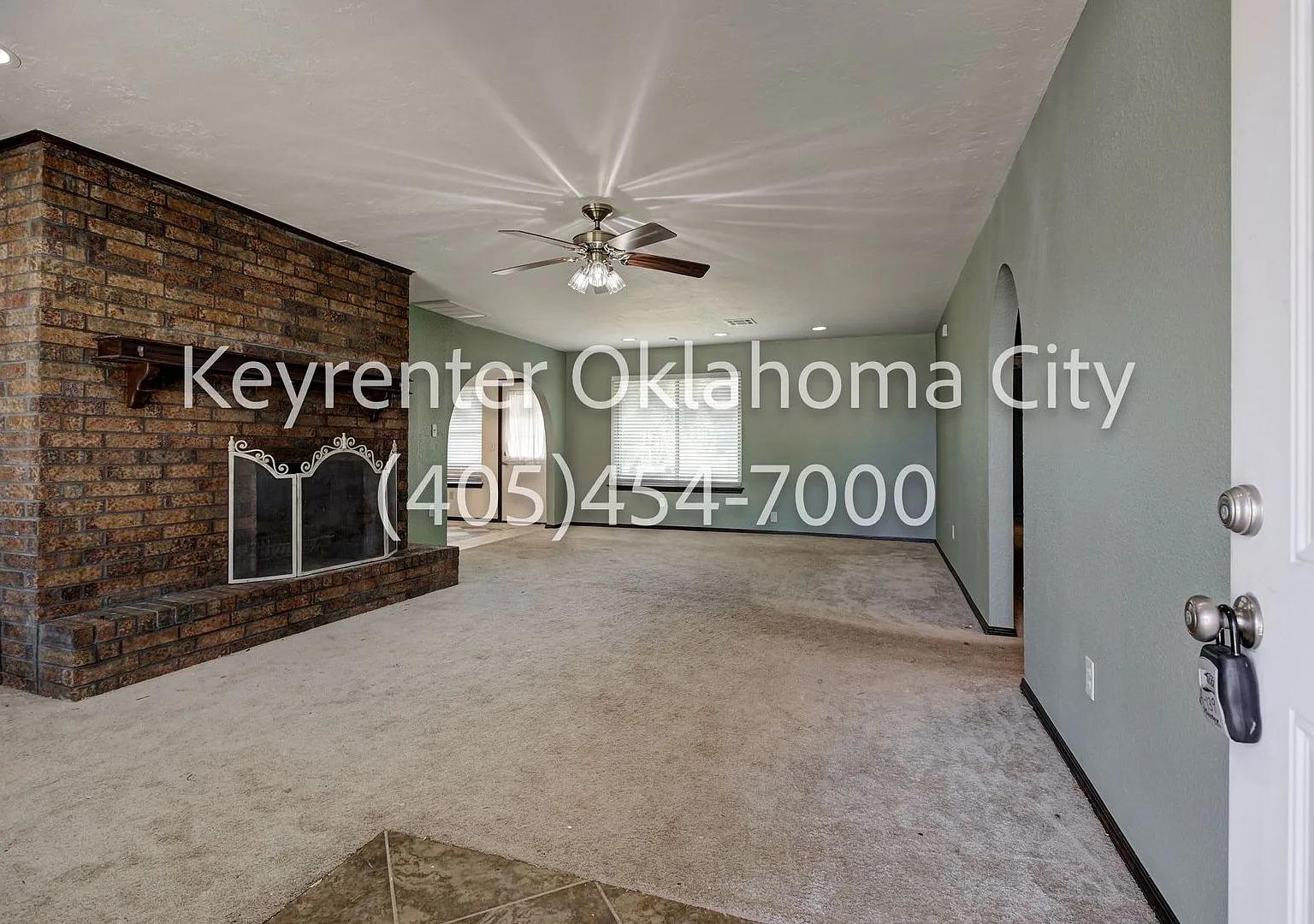 Spacious 3-Bedroom Home with Fireplace and 2-Car Garage in Oklahoma City — Photo 4