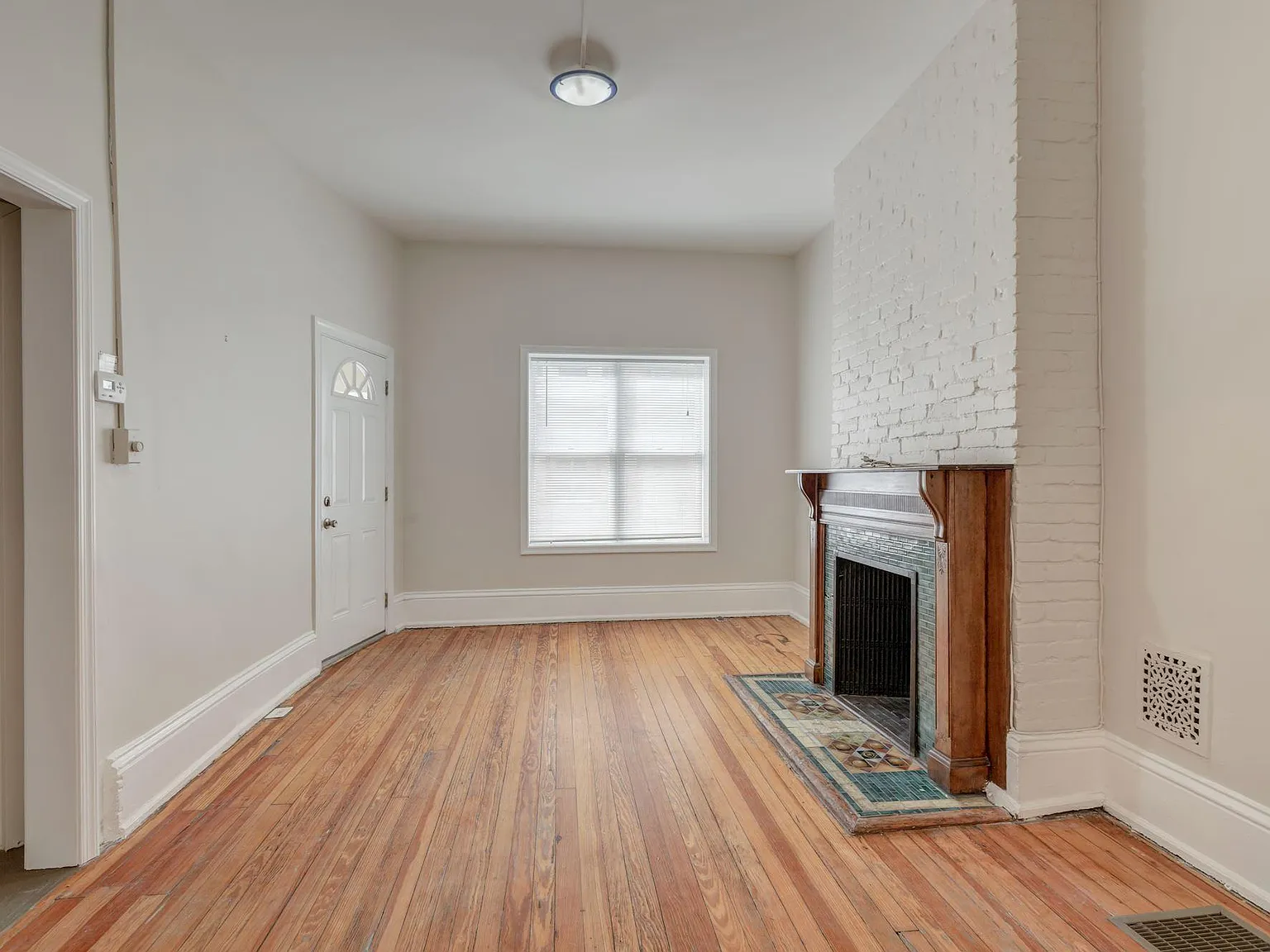 3 bed, 1000 sqft, $4,100 — Photo 1