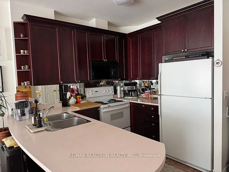 980 Yonge St #714 — Photo 10