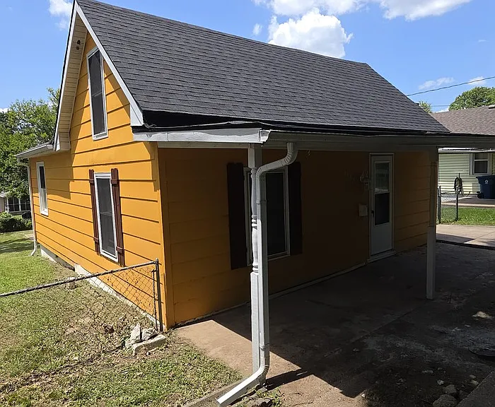 1332 S Pleasant St — Photo 3