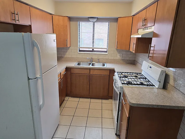 2131 Narcissus Ave #2W — Photo 6
