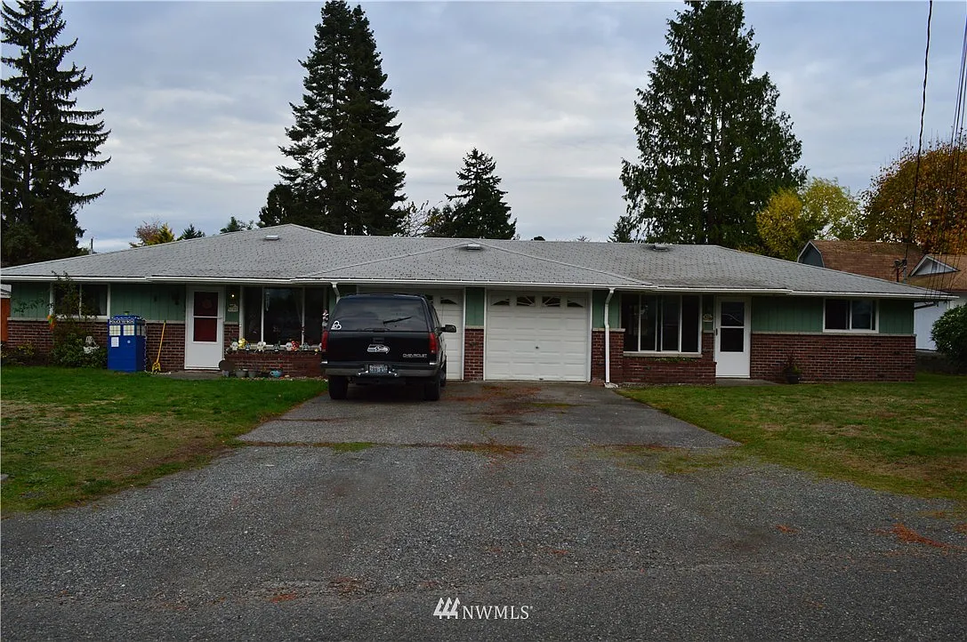 2733 2735 Mountain View W photo 1