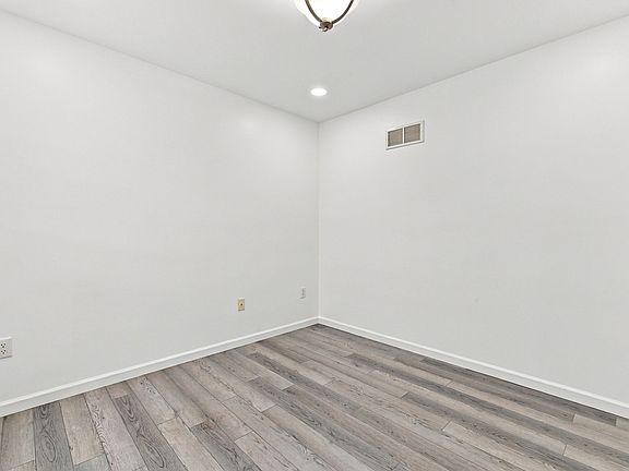 4th image of 621 Falling Brook Dr
