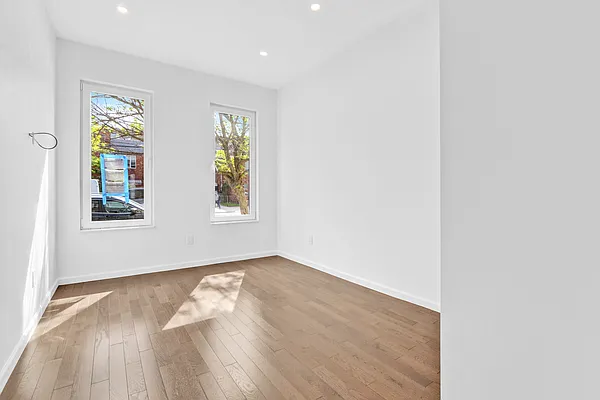 Rented by Halvatzis Realty | media 7