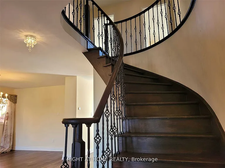 1080 Glenashton Dr #UPPER — Photo 20