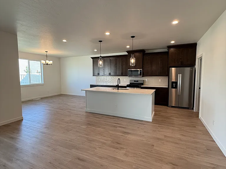 Large great room, dining area off kitchen