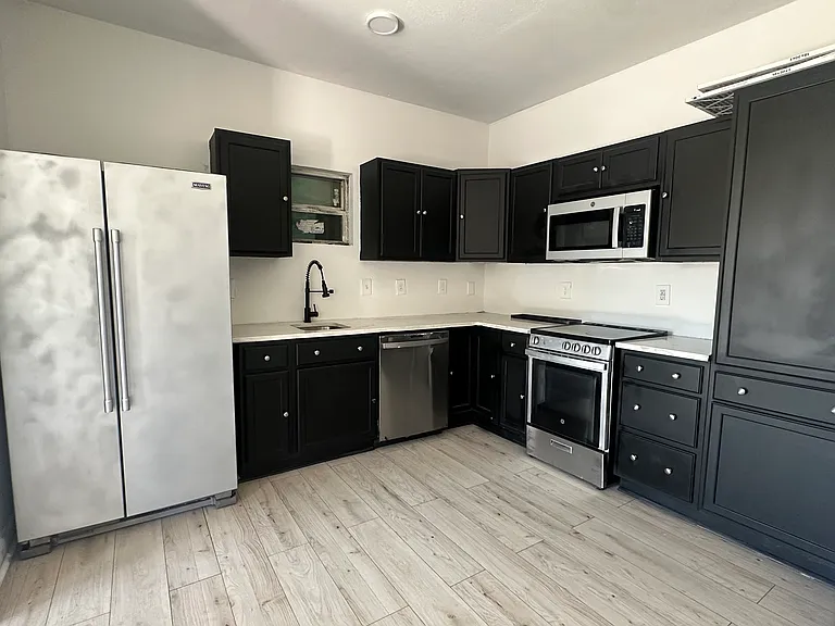 1431 E Crockett St — Photo 5