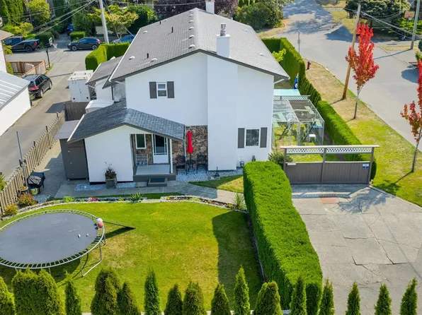 920 Agnes St, Esquimalt, BC V9A 5X4