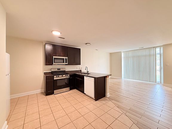 5th image of 2731 W Polk St Unit 1