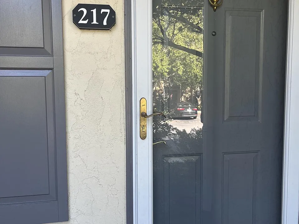 217 Valley Stream Ln