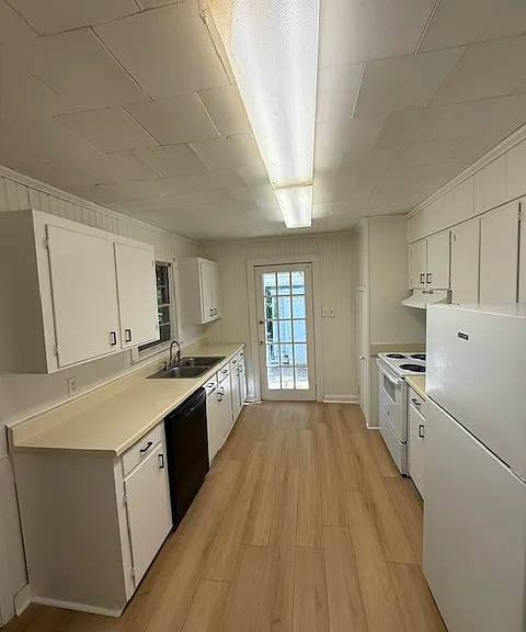 1141 Waller Ave — Photo 6