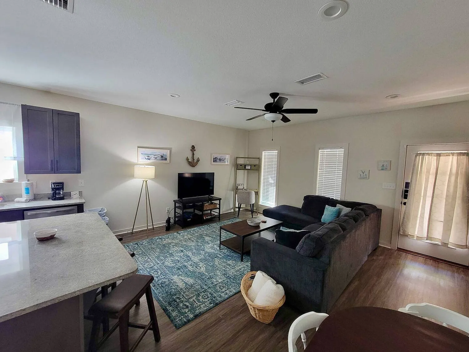 3 bed, 2.0 bath, 1291 sqft, $3,465 — Photo 3