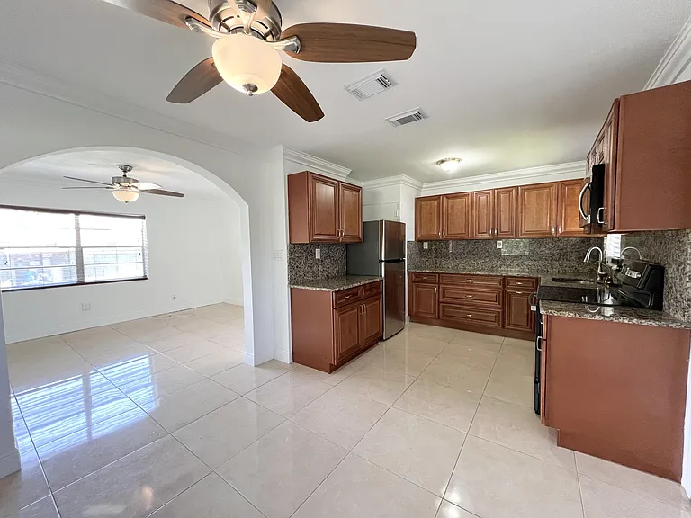 310 Dickson Dr — Photo 9