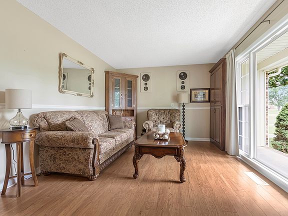 3rd image of 111 Tarrytown Dr