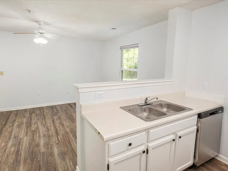 Meadowbrook Luxury Apartments — Photo 33