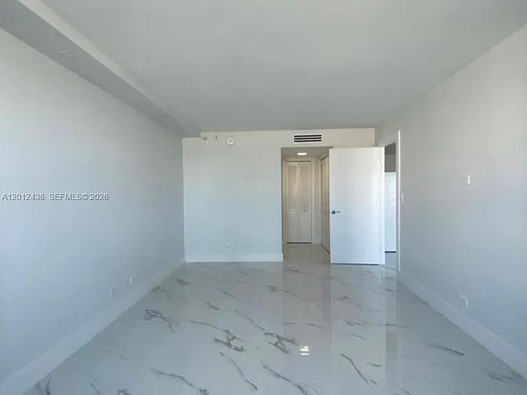 6039 Collins Ave #1033 — Photo 10