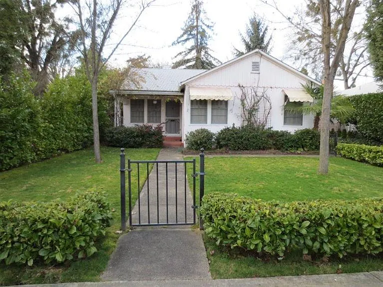 730 NW 4th St photo 1