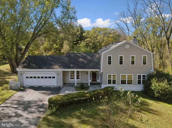 6102 Kings Color Dr, Fairfax, VA 22030