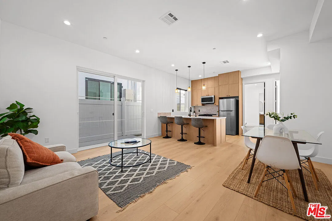 2 bed, 2.0 bath, 1000 sqft, $3,595 — Photo 2
