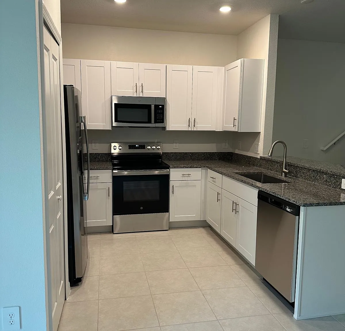 3 bed, 2.5 bath, 1666 sqft, $1,975 — Photo 3