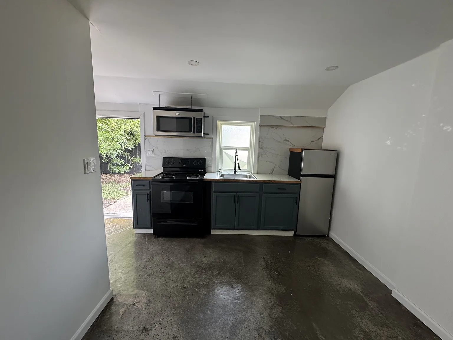 405 East North Street - B — Photo 1