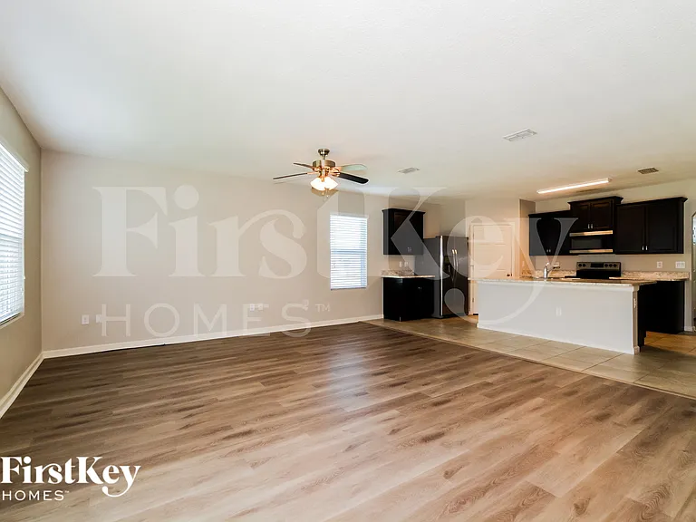 374 Sauders Rd SE — Photo 4
