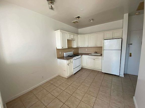 3rd image of 823 Willoughby Ave APT 3A