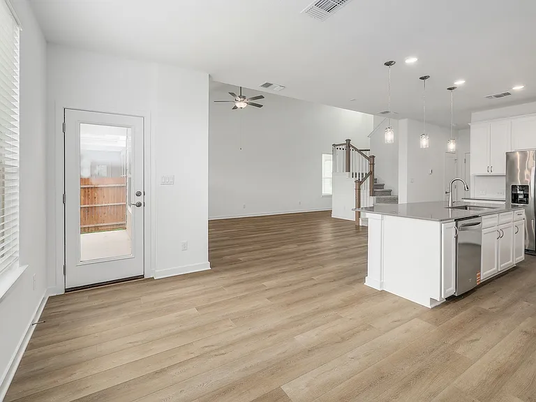 109 Ventura Dr — Photo 8