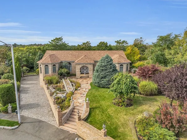 16 Lisa Ln, Saugus, MA 01906