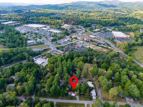 617 Waddell Dr, Hendersonville, NC 28792